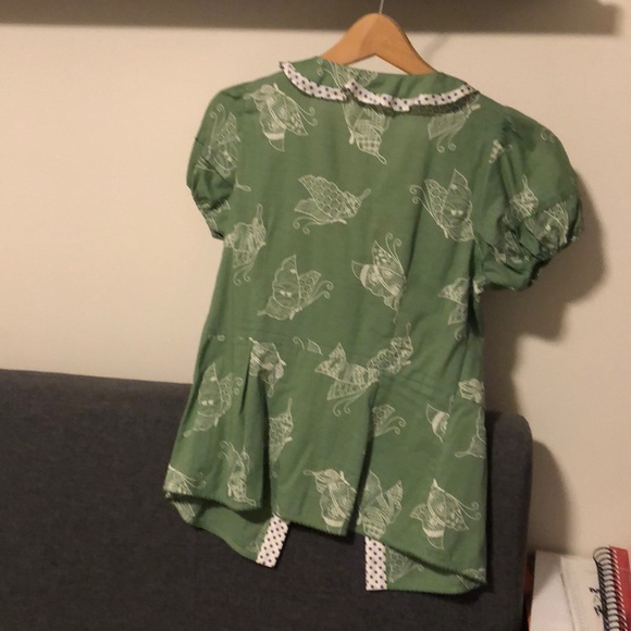 Beautiful green top with polka dot trim - Picture 2 of 3
